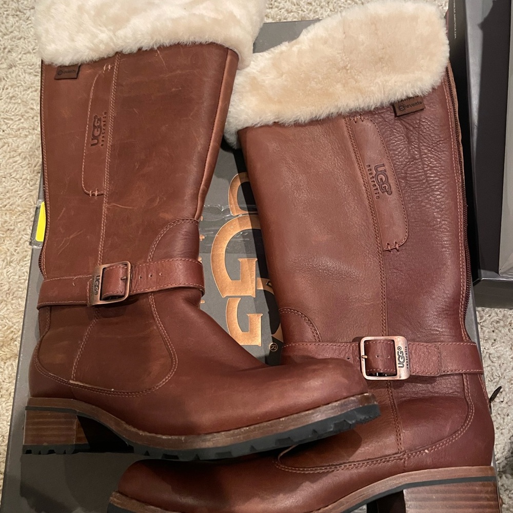 Gently Used Wimens UGGs, Size 8